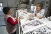 Elena Almagro compra en la pescadería de Adela, que tuitea sus ofertas diarias.-PEPE VILLOSLADA