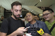 El periodista de 'BuzzFeed' Matt Stopera y su 'hermano Naranja', Li, en el aeropuerto de Jieyang, en la provincia china de Guangdong.-Foto: CHINA STRINGER NETWORK / REUTERS