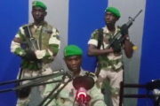 Militares toman el control de Gabón y leen un comunicado en la televisión estatal.-AP