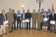 Moreno de Guerra, en el centro, posa con el condecorado Asín y los receptores de los distintos reconocimientos.-VALENTÍN GUISANDE