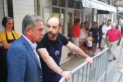 Revilla le afea a un trabajador que insulte a Sánchez. en su visita a Santander.-YOUTUBE / @AHORACANTABRIA