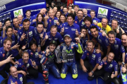 Maverick Viñales y Valentino Rossi celebran, con todo el equipo Yamaha, el doblete de Argentina.-MOVISTAR