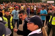 El ciudadano venezolano Carlos Manuel Pino García (c), mientras reacciona en el momento de su expúlsión por presuntamente realizar actividades que atentan contra la seguridad nacional en Cúcuta (Colombia-MIGRACIÓN