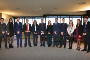 El consejero delegado, Gonzalo Gortázar, y el director general de Recursos Humanos y Organización, Francesc Xavier Coll, se reúnen con jóvenes empleados de CaixaBank.-JORDI PLAY