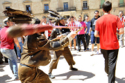 Un joven, a punto de medir la fuerza de un Zarrón. / DIEGO MAYOR-