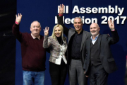 Candidatos del Sinn Fein celebran los buenos resultados electorales.-CLODAGH KILCOYNE / REUTERS