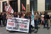 Miembros de sindicatos y trabajadores de Correos, ayer, frente a la puerta principal del edificio de la entidad en Soria.-