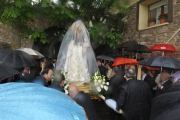 La lluvia sorprendió a la procesión camino de la ermita-V. G.