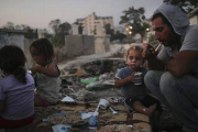 Una familia en el cementerio de Almaamadani, en Gaza.-Foto: ALI ALI / EFE