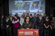La diputada de la CUP Maria Sirvent, arropada por la plana mayor del partido, este martes en Barcelona.-CARLOS MONTANYES