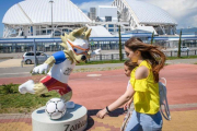 Un paseo frente al estadio Fisht Olympic de Sochi durante el Mundial.-MLADEN ANTONOV