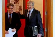 Los ministros Ínigo Méndez de Vigo y  Álvaro Nadal acudiendo a la rueda de prensa posterior a la reunión del Consejo de Ministros.-JUAN MANUEL PRATS