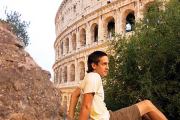 El joven estudiante soriano junto al Coliseo romano.-