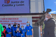 Las chicas del IES Castillas con las medallas y el trofeo de terceras clasificadas. HDS