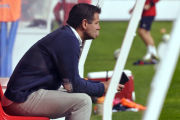César Palacios en el banquillo del campo de Los Pajaritos.-Valentín Guisande