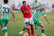 El jugador del Sporting de Braga Fransergio protege un balon ante Joaquin  /-JULIAN PEREZ