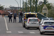 La policía francesa ha acordonado el área en torno al estanco donde hay rehenes, cerca de Toulouse.-AFP / PASCAL PAVANI