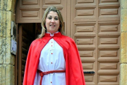 Maripaz Plaza con el hábito de la Cofradía de la Flagelación. / Á.M.-
