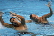 Gemma Mengual y Pau Ribes, durante su actuación en las preliminares de dúo libre mixto en los Mundiales de natación que se disputan en Kazán (Rusia).-Foto:   EFE / ALBERTO ESTÉVEZ