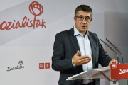 El secretario de Acción Política y Ciudadanía del PSOE, Patxi López, durante una rueda de prensa en Bilbao.-Foto: EFE/ MIGUEL TOÑA