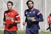 Lassad junto a Roberto Llorente en el entrenamiento de ayer.-VALENTÍN GUISANDE