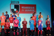 Iniesta, del Vissel Kobe (en primera fila), y Torres, del Sagan Tosu (segunda), posan con los representantes de los otros 16 clubs de la Liga japonesa.-EFE / FRANK ROBICHON