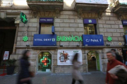 Fachada de una clínica de Vitaldent, ayer, en la calle de Pelai de Barcelona.-DANNY CAMINAL