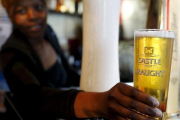 Un camarero sirve una cerveza producida por SABMiller, en Ciudad del Cabo.-REUTERS / MIKE HUTCHINGS