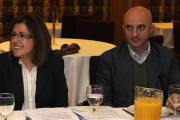 Gómez Cobo, junto a la presidenta de los ‘poulares’ Marimar Angulo durante un acto electoral previo a los comicios municipales. / ÚRSULA-