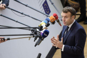 El presidente francés, Emmanuel Macron, atiende a los medios en Bruselas, este jueves.-THIERRY MONASSE (GETTY IMAGES)