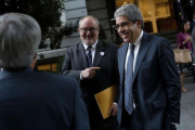 Los diputados de PDC Francesc Homs y Joan Capdevila conversan en el patio del Congreso minutos antes de la votación.-JOSE LUIS ROCA