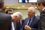 Saludo entre el negociador Michel Barnier y Josep Borrell en Bruselas.-AP / VIRGINA MAYO