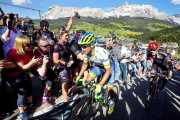 El corredor colombiano Esteban Chaves (c), del Orica GreenEdge, durante la etapa 14 del Giro de Italia con comienzo en Alpago y final en Corvara, Italia.-EFE
