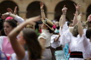 Brazos en alto durante los bailes en la plaza Mayor.-DIEGO MAYOR