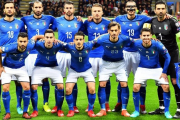 Una Italia para la (negra) historia: Parolo, Chiellini, Barzagli, Immobile, Bonucci y Buffon (de pie); Candreva, Darmian, Florenzi, Gabbiadini y Jorginho.-EFE