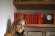 Isabel Pérez Varela, en la casa familiar de Mayorga -situada junto a la finca de Castilleja- con la moderna etiqueta y las botellas antiguas.-ARGI