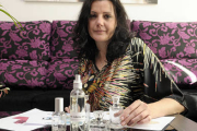 Ana Sánchez muestra el envase de su perfume./ U. S. -