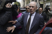 Rato sale de su despacho, este miércoles.-Foto: EFE / FERNANDO ALVARADO