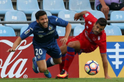 Pedro Orfila trata de rehacerse tras un lance con Dani Pacheco.-ÁREA 11