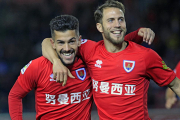 Curro Sánchez celebra con Calero uno de los dos goles que ayer le marcó al Lugo en la remontada del Numancia para conseguir su cuarta victoria del curso.-Mario Tejedor