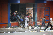 Las protestas sociales en Haití continúan y son cada vez más violentas.-AP