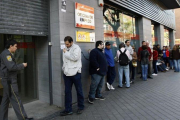 Desempleados ante una oficina del servicio estatal de empleo, en Madrid.-