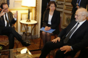 El presidente Francois Hollande con el ministro de Exteriores iraquí, Ibrahim al Jaafari, en París.-AP / REGIS DUVIGNAU
