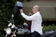 El ministro de Finanzas griego, Yanis Varoufakis, a su llegada a la reunión del Consejo de Ministros griego, este domingo en Atenas.-Foto:  REUTERS / ALKIS KONSTANTINIDIS