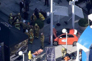 El Fiat 500 accidentado en la puerta del salón de Los Angeles.-