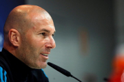 Zinedine Zidane muestra optimismo durante la conferencia de prensa previa a la cita contra el Bayern.-/ CHEMA MOYA (EFE)