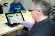 Una persona utiliza la aplicación NeuroRHB, destinada a familiares y profesionales de pacientes con daño cerebral.-EL MUNDO
