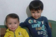 El niño sirio Aylan, de 3 años, y su hermano mayor Galip, de 5, ríen mientras juegan con un osito de peluche.-TWITTER