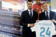 Dani Ceballos junto a Florentino Pérez en la presentación del bético en el Bernabéu-JUAN MANUEL PRATS