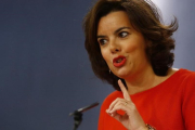 La vicepresidenta del Gobierno, Soraya Sáenz de Santamaría, en la rueda de prensa posterior al Consejo de Ministros.-AGUSTÍN CATALÁN